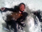 雪に埋もれる次年度出向理事のN氏